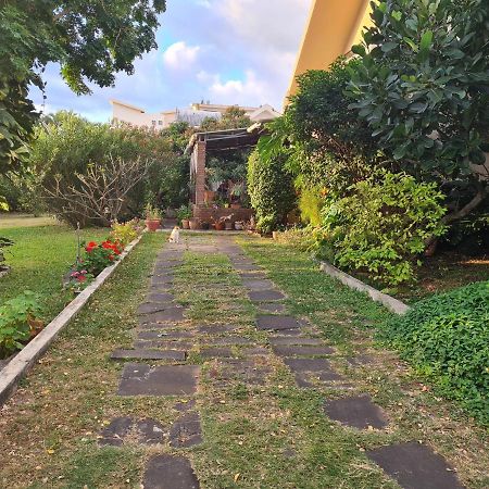 Comfy Home-Tropical Garden & 5 Min Walk To Beach Tamarin Bagian luar foto