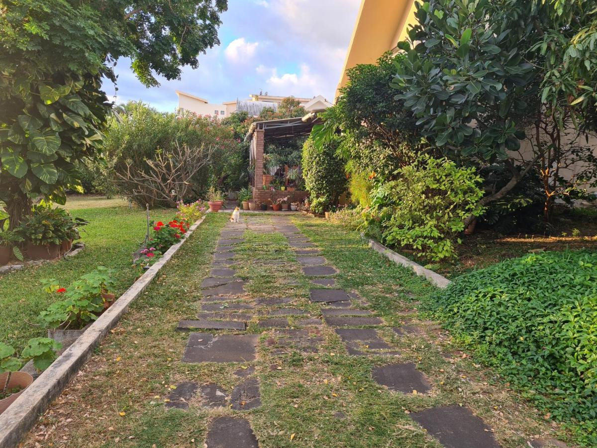 Comfy Home-Tropical Garden & 5 Min Walk To Beach Tamarin Bagian luar foto