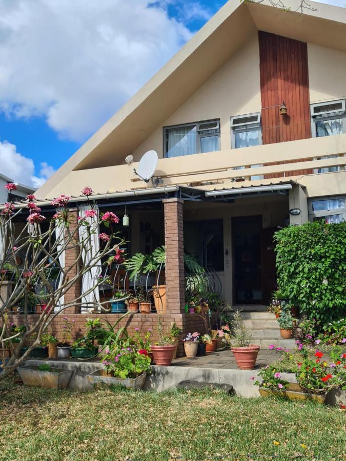 Comfy Home-Tropical Garden & 5 Min Walk To Beach Tamarin Bagian luar foto